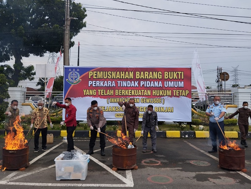 Pemusnahan barang bukti ganja dengan cara dibakar secara bersama oleh Kajari dan unsur Forkopimda yang hadir. Waspada/Ist