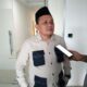 Ketua DPRD Kota Binjai sedang memberikan keterangan kepada wartawan tentang ditundanya rapat APBD. (Waspada/Nazelian Tanjung).