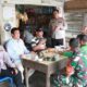 Kapolres Simalungun, AKBP Ronald FC Sipayung saat berada di warung kopi milik Linson Purba dalam kegiatan Jumat Curhat bersama warga Kelurahan Dalig Raya, Kecamatan Raya, Kabupaten Simalungun, Jumat (4/8) siang.(Waspada/ist).