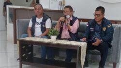 Ketua DPW Nasdem Aceh Teuku Taufiqulhadi (tengah) didampingi Caleg DPR RI Muslim Aiyub (kanan) dan Korwil Sumatera I (Sumut-Aceh) Bachtiar Ahmad Sibarani (kiri) sedang memberikan keterangan pers di Kantor Nasdem Aceh, Sabtu (05/08/23) sore. (Waspada/T.Mansursyah)