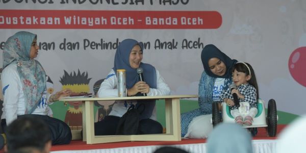 Bunda PAUD Aceh, Ny. Ayu Marzuki didampingi Ketua Pokja Bunda Paud, Mellani Subarni, saat menghadiri Puncak peringatan Hari Anak Nasional (HAN) tingkat Aceh 2023 di Aula Teater Perpustakaan Wilayah Aceh, Sabtu, (5/8). (Waspada/Zafrullah)