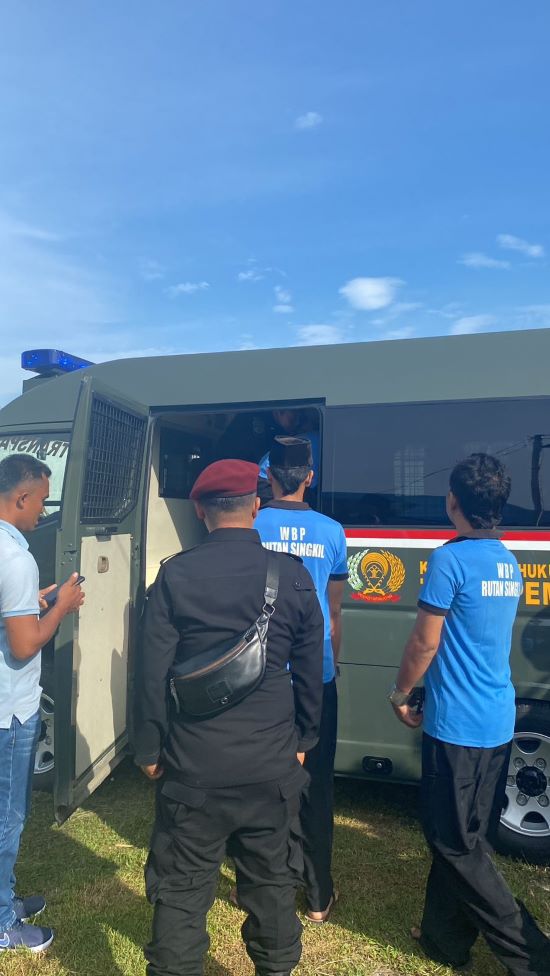 Narapidana di Rutan Singkil saat menjalani pemindahan ke Lapas Banda Aceh, dengan menggunakan mobil Transpas, untuk mengatasi over kapasitas, Sabtu (5/8). Waspada/ist.