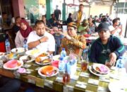 Pj Bupati Aceh Besar Bersama Mendes Makan Siang Di Warung Rakyat