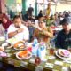 Pj Bupati Aceh Besar, Muhammad Iswanto didampingi istri, makan siang bersama Mendes PDTT, Dr. (HC) Drs. A. Halim Iskandar, MPd di salah satu warung, di Komplek Pelabuhan Ulee Lheue, Kecamatan Meuraxa, Banda Aceh, sebelum berangkat kembali mengunjungi Pulo Aceh, Minggu (6/8). (Waspada/Zafrullah)