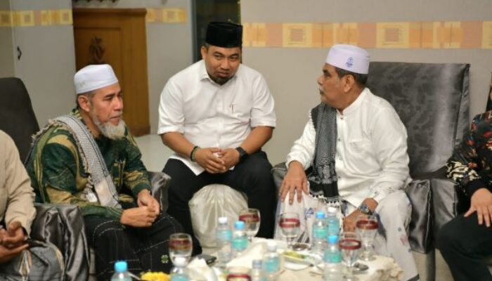 Pj Bupati Iswanto Antar Ulama Aceh Besar Berangkat Umrah
