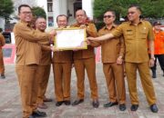 Bupati Toba Poltak Sitorus didampingi Sekda Augus Sitorus dan Pimpinan SKPD teknis ekspose penghargaan Juara 1 dari Gubsu sekaitan penanganan Stunting pada apel pagi di Kantor Bupati Toba, Senin (31/7). Waspada/Ramsiana Gultom