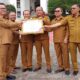 Bupati Toba Poltak Sitorus didampingi Sekda Augus Sitorus dan Pimpinan SKPD teknis ekspose penghargaan Juara 1 dari Gubsu sekaitan penanganan Stunting pada apel pagi di Kantor Bupati Toba, Senin (31/7). Waspada/Ramsiana Gultom