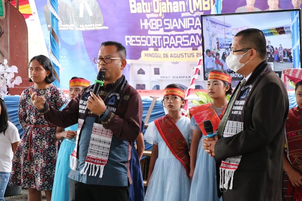 Bupati Toba, Poltak Sitorus saat memberikan sambutan pada acara Pesta Mangoppoi (Peresmian) dan Mameakon Batu Ojahan (MBO) Gereja HKBP Sianipar Ressort Parsambilan, Desa Pardomuan, Kecamatan Silaen, Kabupaten Toba, Minggu (6/8). Waspada/Ist