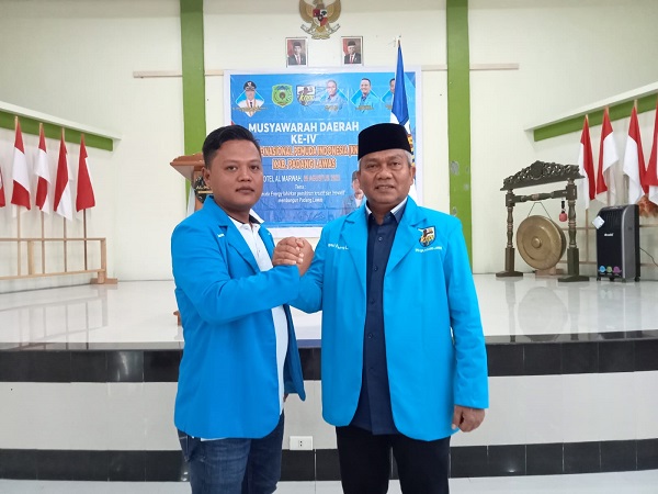 Plt Bupati Palas drg Ahmad Zarnawi Pasaribu CHt MM MSi bersama Ketua KNPI Palas, Rasman Junaedi Hasibuan yang terpilih secara aklamasi pada Musda IV KNPI Palas di Aula Hotel Al Marwah Sibuhuan, Minggu (6/8) (Waspada/Muhammad Satio)