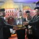 Camat Gunung Meriah menyerahkan Piala bergilir kepada PJ Bupati Azmi dan dilanjutkan penyerahan kepada Camat PBB sebagai tuan rumah MTQ ke-36 disaksikan Kadis Syariat Islam Aslinuddin, pada malam pembukaan, Minggu (6/8). WASPADA/Ariefh.