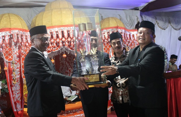 Camat Gunung Meriah menyerahkan Piala bergilir kepada PJ Bupati Azmi dan dilanjutkan penyerahan kepada Camat PBB sebagai tuan rumah MTQ ke-36 disaksikan Kadis Syariat Islam Aslinuddin, pada malam pembukaan, Minggu (6/8). WASPADA/Ariefh.