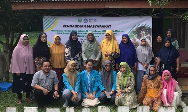 Dosen Fakultas Pertanian Universitas Samudra (Unsam) saat melakukan pemberdayaan peternak itik dengan day old duck (DOD) bersertifikat Platinum di Desa Batee Puteh Kecamatan Langsa Lama Kota Langsa, Senin (7/8). Waspada/dede