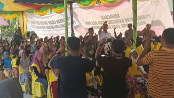 Direktorat Jenderal Perikanan Budidaya Kementerian Kelautan Perikanan RI menggandeng Anggota Komisi IV DPR RI menggelar sosialisasi kebijakan perikanan budidaya yang diikuti para petani di Desa Lawe Sagu Hilir Senin (17/8). Waspada/Seh Muhammad Amin