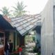 Salah satu rumah warga Desa Firdaus Kec.Sei Rampah yang rusak akibat diterpa bencana angin puting beliung yang terjadi, Sabtu (5/8) kemarin (Waspada/Ist)