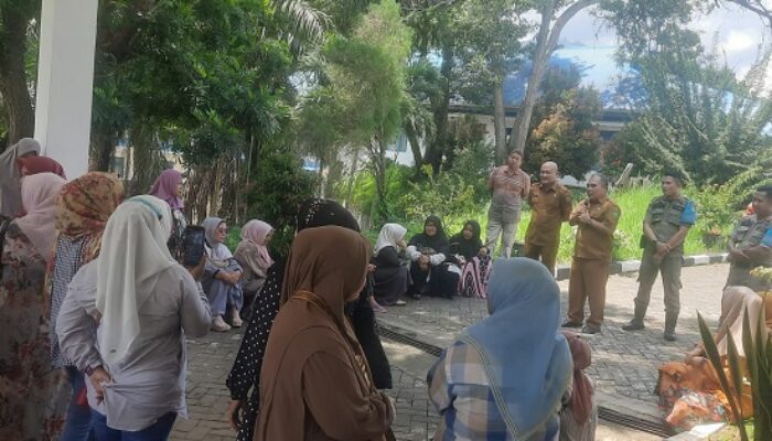 Pedagang Pasar Baru Serbu Kantor Bupati Madina
