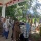 Pedagang Pasar Baru Panyabungan "menyerbu" dan "mengepung" ke Kantor Bupati Madina diterima Asisten II dr Syarifuddin Nasution dan Kadis Perdagangan Drs Parlin Lubis, MSi. Waspada/Irham Hagabean Nasution