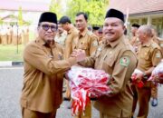 Pj Bupati Pidie Bagikan Bendera Merah Putih Ke Masyarakat