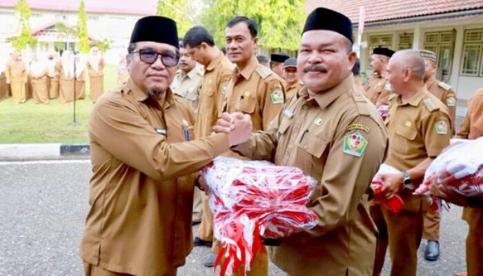 Pj Bupati Pidie Bagikan Bendera Merah Putih Ke Masyarakat