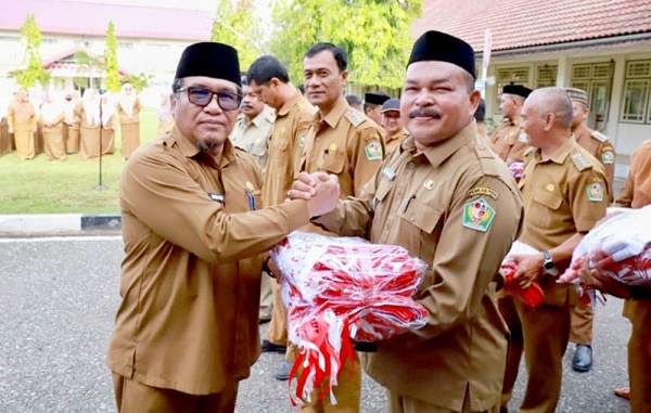 Pj Bupati Pidie Ir Wahyudi Adisiswanto M.Si, menyerahkan bendera Merah Putih untuk 23 kecamatan secara simbolis melalui beberapa camat, Senin (6/8) Waspada/IST.