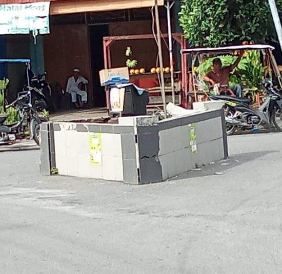 Warga memasang televisi analog beserta antena dengan poster bertuliskan "dijual " di atas tugu Simpang Empat Jl Kartini Kelurahan Brandan Timur Kec.Babalan, Langkat, kemarin. Waspada/Boy Aprizal