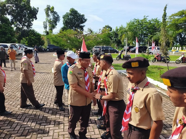 Pj Abdya Darmansah, didampingi Kakwarcab Pramuka Abdya, Zulkarnaini, melepas keberangkatan anggota Pramuka Abdya, untuk mengikuti kegiatan Rainas, ke Bumi Perkemahan Cibubur, Jakarta Timur. Senin (7/8).Waspada/Syafrizal