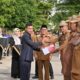 Ketua DPRK Banda Aceh Farid Nyak Umar didampingi Pj.Wali Kota Banda Aceh Amiruddin menyalami para ASN Pemko usai Apel Gabungan di Halaman Kantor Wali Kota, Senin (07/08/23). (Waspada/T.Mansursyah)