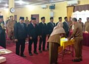 Pj Bupati Aceh Singkil saat melantik Direksi Perumda Aceh Singkil, di Aula Kantor Bupati Aceh Singkil, Senin (31/7) kemarin. WASPADA/ist
