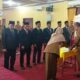 Pj Bupati Aceh Singkil saat melantik Direksi Perumda Aceh Singkil, di Aula Kantor Bupati Aceh Singkil, Senin (31/7) kemarin. WASPADA/ist