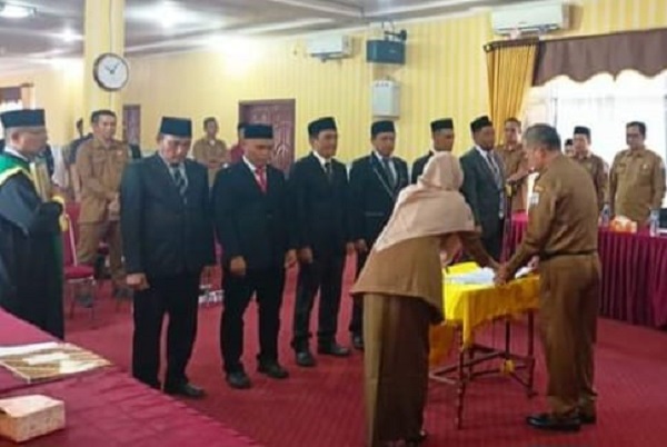 Pj Bupati Aceh Singkil saat melantik Direksi Perumda Aceh Singkil, di Aula Kantor Bupati Aceh Singkil, Senin (31/7) kemarin. WASPADA/ist