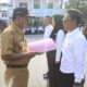 Wali kota Binjai Drs H Amir Hamzah M AP secara simbolis menyerahkan SK kepada pegawai pemerintah dengan perjanjian Kerja (P3K). Waspada/Ist