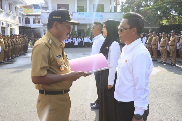Wali kota Binjai Drs H Amir Hamzah M AP secara simbolis menyerahkan SK kepada pegawai pemerintah dengan perjanjian Kerja (P3K). Waspada/Ist