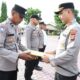 Kapolres Aceh Timur AKBP Andy Rahmansyah SIK, menyerahkan penghargaan untuk personel Polsek Banda Alam di di Lapangan Sarja Arya Racana Polres Aceh Timur, Senin (7/8). Waspada/Muhammad Ishak