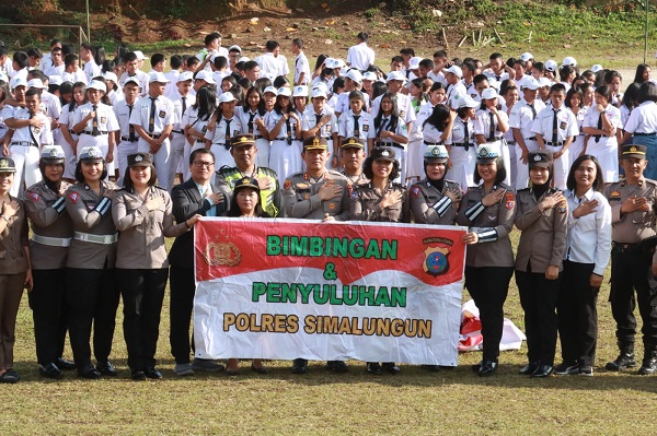 Kapolres Sampaikan Implementasi Wasbang Di SMA Swasta GKPS 1 Pamatangraya