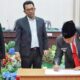 Bupati Simalungun Radiapoh H Sinaga, menandatangani berita acara persetujuan Ranperda menjadi Perda di ruang sidang paripurna DPRD Simalungun di Pamatangraya, Senin (31/7).(Waspada/ist).