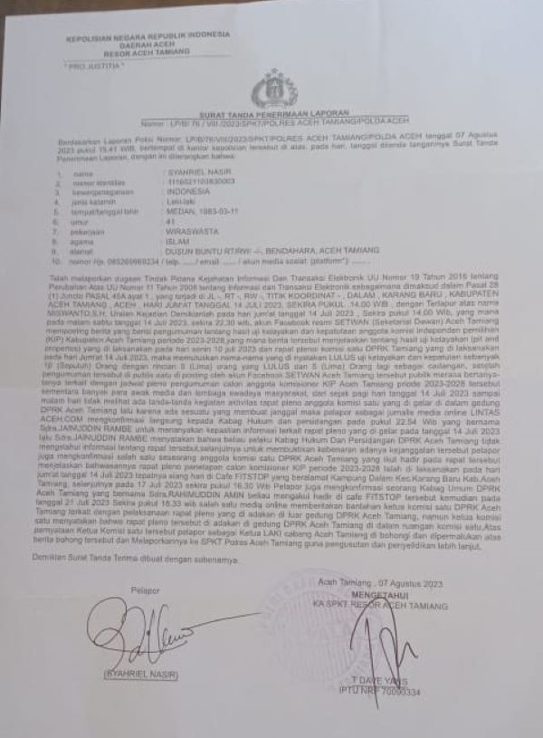 Ketua DPC LAKI Laporkan Ketua Komisi I DPRK Ke Polres Aceh Tamiang Surat Tanda Penerimaan Laporan yang diberikan kepada Syahriel El Nasir, Senin (7/8) sore. Waspada/Muhammad Hanafiah