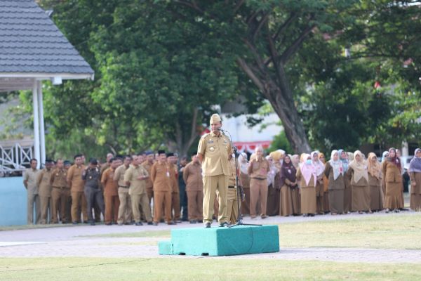 Pj Wali Kota Imran pimpin apel gabungan yang berlangsung di Lapangan Hirak Kec. Banda Sakti, Senin (7/8) dan ancam pecat ASN yang malas. Waspada/Zainuddin. Abdullah