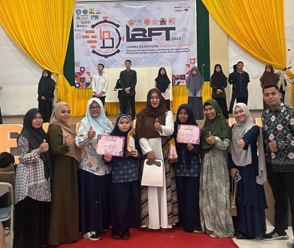 Siswi MIN 27 Aceh Besar menerima penghargaan juara Lomba Hitung Cepat Fakultas Teknik (LBFT) Ke-29 di Aula SMK Al Mubarkeya, Kecamatan Ingin Jaya, Aceh Besar, Minggu (6/8). (Waspada/Zafrullah)