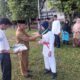 Kepala SMP Negeri 2 Langsa Drs Abdul Mutaleb menyematkan medali penghargaan kepada seorang siswi yang berprestasi Naura Letisya. (Waspada/Ibnu Sa'dan).