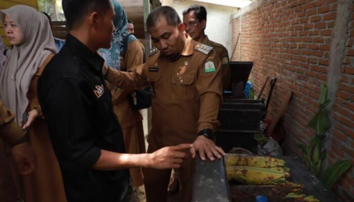 Pj Bupati Aceh Besar Tinjau Rumah Produksi Dan Lahan Tembakau Rokok