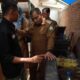 Pj Bupati Aceh Besar meninjau gudang produksi rokok HABA di Gampong Lambeugak Kecamatan Kuta Cot Glie, Senin (7/8). (Waspada/Zafrullah)