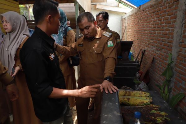 Pj Bupati Aceh Besar meninjau gudang produksi rokok HABA di Gampong Lambeugak Kecamatan Kuta Cot Glie, Senin (7/8). (Waspada/Zafrullah)