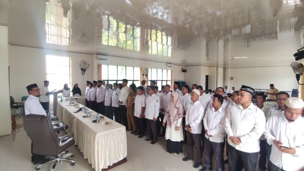 Kakan Kemenag Aceh Besar Salman Arifin mengukuhkan Kepengurusan Badan Kesejahteraan Masjid (BKM) Aceh Besar periode 2023-2027 di gedung PLHUT Kota Jantho, Aceh Besar, Senin (07/08/23). (Waspada/T.Mansursyah)