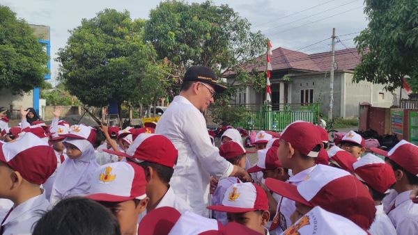 Anggota Dewan Ajak Siswa Teladani Nabi Muhammad SAW T.Mansursyah/070823 BANDA ACEH(Waspada): Anggota Dewan Perwakilan Rakyat Kota (DPRK) Banda Aceh, Dr Musriadi SPd MPd, menjadi pembina upacara di Sekolah Dasar  Negeri 14 Pango Raya Kota Banda Aceh. Upacara ini diikuti dengan khidmat oleh seluruh dewan guru, staf, serta siswa-siswi SDN 14 Pango Raya Kota Banda Aceh, Senin (07/08/2023). Musriadi dalam amanatnya memotivasi dan mengajak peserta upacara, terutama siswa-siswi untuk meningkatkan kedisiplinan dan semangat belajar. Peserta didik sebagai generasi penerus harus mampu meningkatan ketakwaan kepada Allah Swt, taat kepada orang tua, dan guru yang menjadi orang tua kedua di sekolah. "Mari kita semua meneladani keteguhan, kegigihan, ketauhidan serta kejujuran para nabi, utamanya kejujuran Nabi Muhamamd saw, yang diutus ke dunia untuk memperbaiki akhlak manusia," katanya. Kehidupan Nabi Muhammad saw adalah uswatun hasanah atau contoh teladan bagi umat manusia, yaitu: siddiq, amanah, tabligh, dan fathanah. Nabi Muhammad saw merupakan role model umat Islam di dunia sehingga perlu selalu meneladani kepribadiannya di mana pun kita berada. “Saya berharap kepada anak-anak sekalian untuk terus bangkit dan giat belajar, agar nantinya kalian mampu bersaing dengan SDN maupun swasta di Kota Banda Aceh," ujarnya. Usai melaksanakan upacara, Musriadi menyempatkan diri berdialog langsung dengan kepala sekolah dan para guru serta staf TU. Sementara itu, Kepala SDN 14 Pango Raya Banda Aceh, H. Kamaruzzaman SPdI MM, mengapresiasi kehadiran anggota Komisi IV DPRK Banda Aceh itu ke sekolahnya. Apalagi bertindak sebagai pembina upacara. "Di sini siswa-siswi dan para dewan guru dapat mengambil contoh teladan dan kedisiplinan pemimpin dari anggota Komisi IV DPRK Banda Aceh," katanya. Kepala Sekolah berharap peserta didik lebih giat belajar, bertanggung jawab, dan disiplin dalam segala hal.(b02) Teks foto: Anggota DPRK Banda Aceh Musriadi bersalaman dengan murid Sekolah Dasar Negeri 14 Pango Raya, Banda Aceh, usai bertindak sebagai pembina upacara di sekolah setempat, Senin (07/08/23). (Waspada/T.Mansursyah)