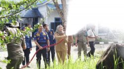Wabup Madina Atika Azmi Utammi Nasution mencoba menyiram menggunakan mobil damkar mini yang diserahkan ke Satpol PP dan Damkar Madina. Waspada/Ist