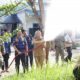Wabup Madina Atika Azmi Utammi Nasution mencoba menyiram menggunakan mobil damkar mini yang diserahkan ke Satpol PP dan Damkar Madina. Waspada/Ist