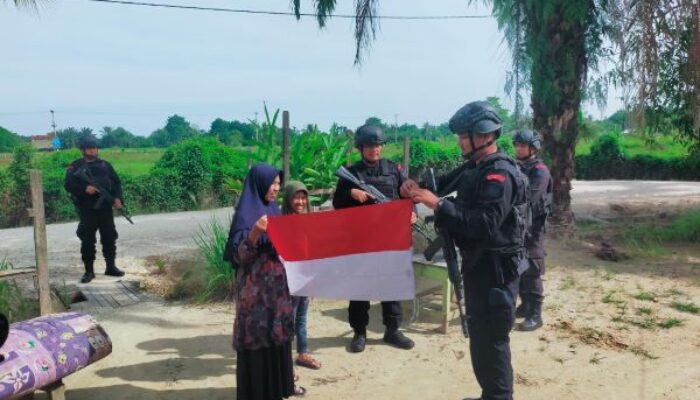 Jelang HUT Kemerdekaan, Brimob Bagikan Bendera Merah Putih
