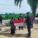 Personel Brimob Kompi 2 Batalyon B Pelopor Aramiyah saat membagikan bendera Merah Putih kepada warga, di Desa Alue Itam, Kecamatan Birem Bayeun, Kabupaten Aceh Timur, Senin (7/8). Waspada/Rapian