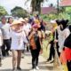 Camat Panombeian Panei, Luna Oletta Damanik bersama warga menyambut kedatangan Ketua TP PKK Kab. Simalungun, Ny. Ratnawati RHS di lokasi Haroan Bolon di Panombeian Panei, Senin (7/8).(Waspada/ist).