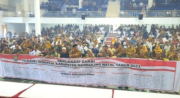 Deklarasi damai Pilkades di Gedung Serbaguna H. Amru Daulay, Panyabungan. Waspada/Ist