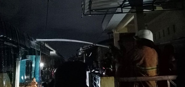 Damkar Kota Tebingtinggi saat memadamkan api di rumah milik warga yang terbakar diduga karena korsleting arus listrik. Waspada/ist
